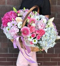 Цветочная композиция из Розы, Хризантемы, Пионы и Лизиантусы в корзине в Мельниково