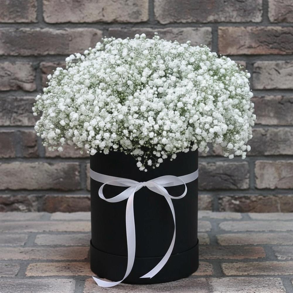 Цветочная композиция из Гипсофила в шляпной коробке в Мельниково