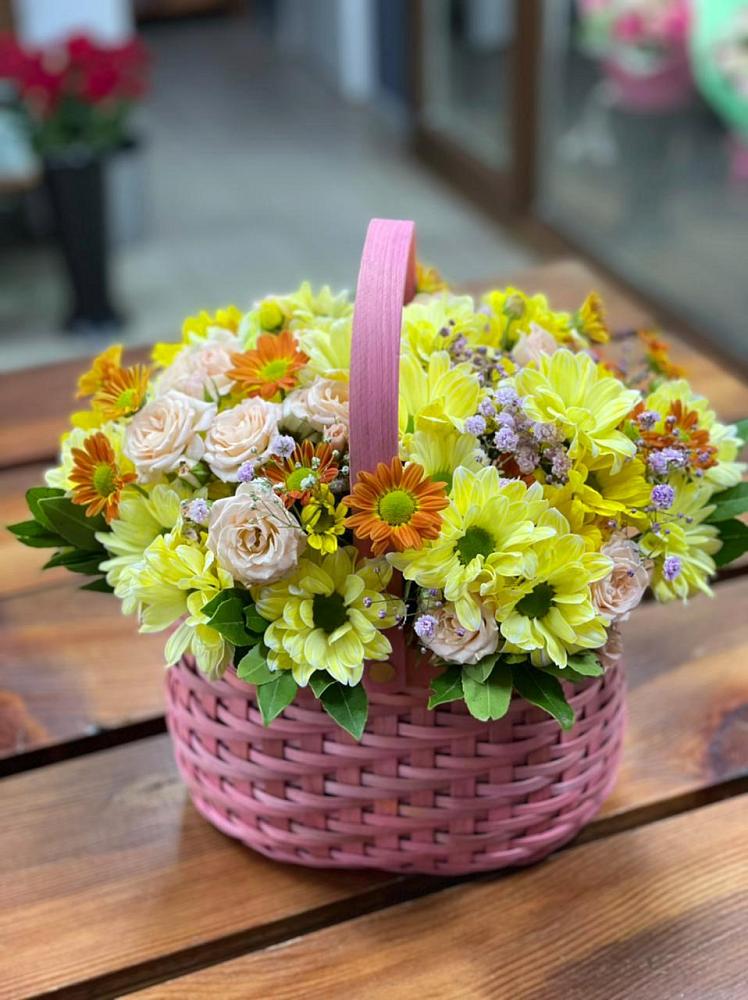 Цветочная композиция из Хризантемы и Розы в корзине в Мельниково