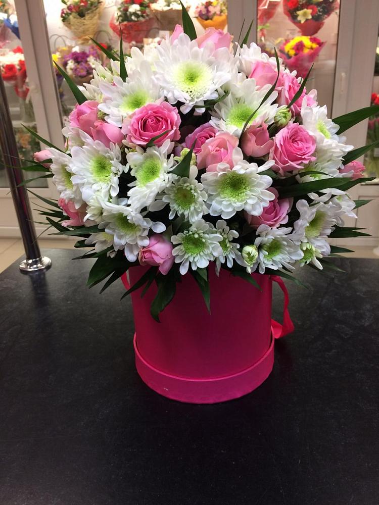 Цветочная композиция из Розы и Хризантемы в шляпной коробке в Мельниково