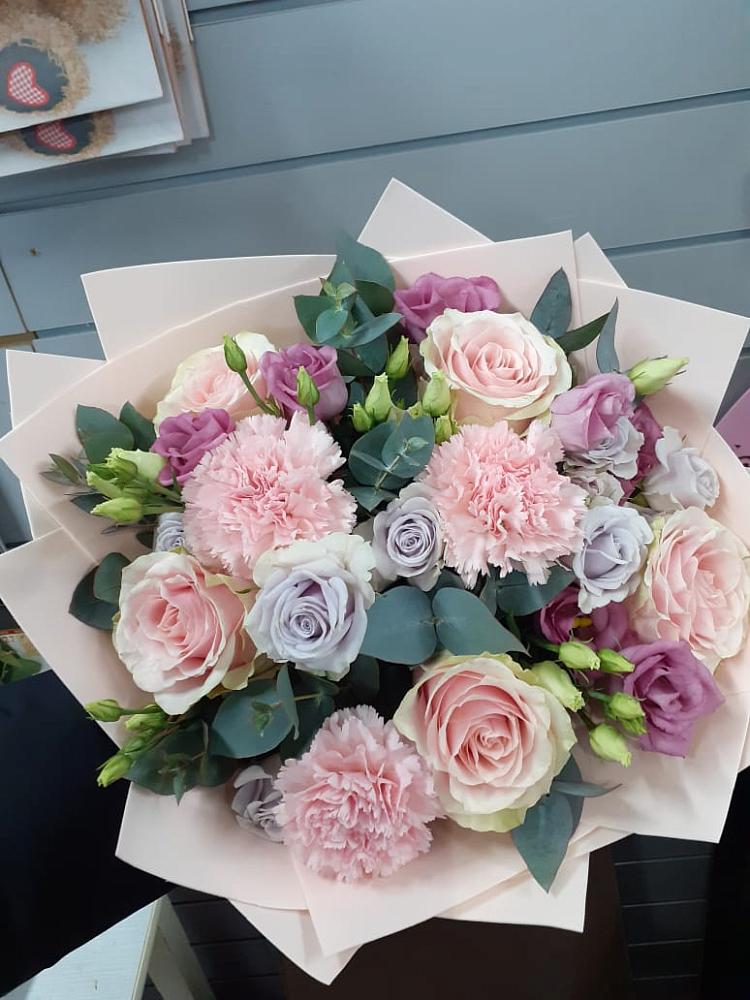 Букет цветов из: Розы, Гвоздики и Лизиантусы в Мельниково